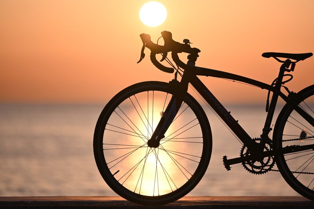 夕日に照らされるロードバイク